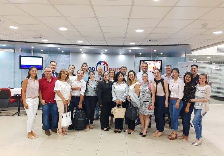 FOTO 1- Representantes de Foz do Iguacu junto a agentes de viagens da Bolivia