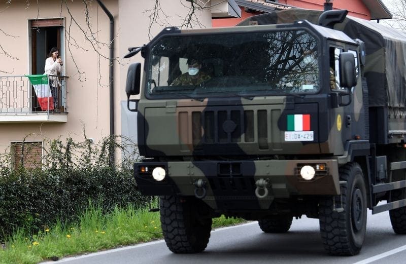 Caminhão do Exército para transporte de caixões em Seriate, na Itália