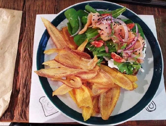 Padoca Salmão Toast com chip de batata doce a foto que tem salmão