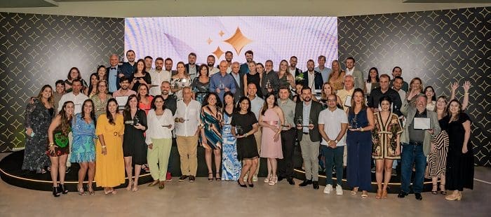 Os ganhadores do Prêmio Estrellas 2022 foram homenageados pela rede Iberostar e posaram para uma foto juntos.