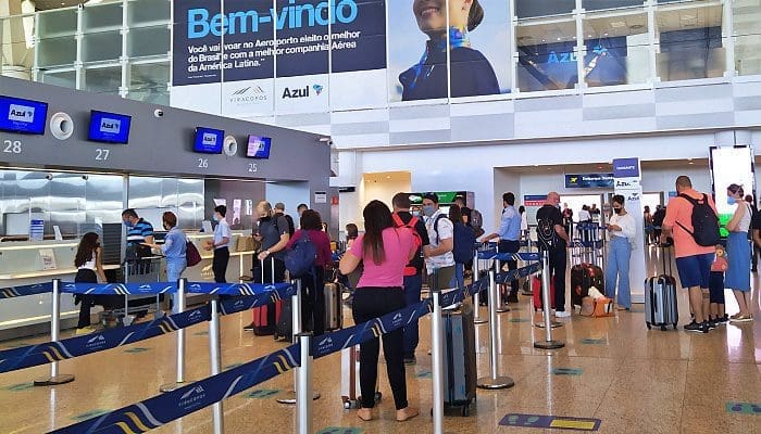 Passageiros em área de check-in do aeroporto de Viracopos, em Campinas, SP