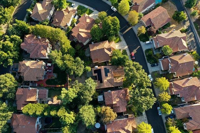 casas_sustentaveis_vistas_de_cima_drone Pesquisa da Booking.com revela viagens sustentáveis são cada vez mais procuradas por viajantes brasileiros.