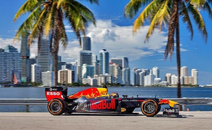 Carro de Fórmula Um em foto promocional que mostra o skyliine de Miami
