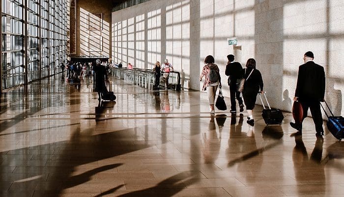 passageiros_aeroporto_briana-tozour_unsplash Pàssageiros caminham em aeroporo - Briana Tozour - Unsplash