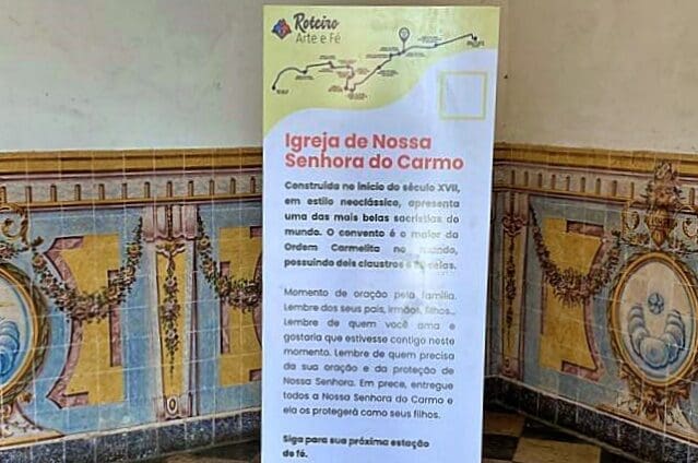 Totem informativo implantado pela Setur-BA no roteiro de turismo religioso Arte e Fé, em Salvador
