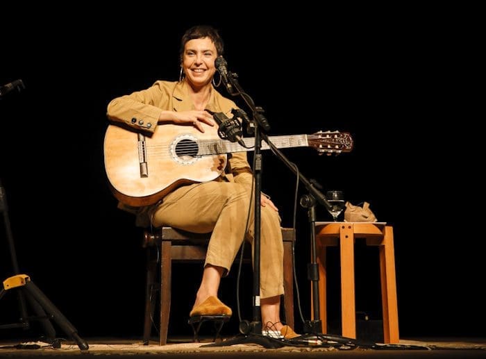 Adriana Calcanhotto lança show em Curitiba