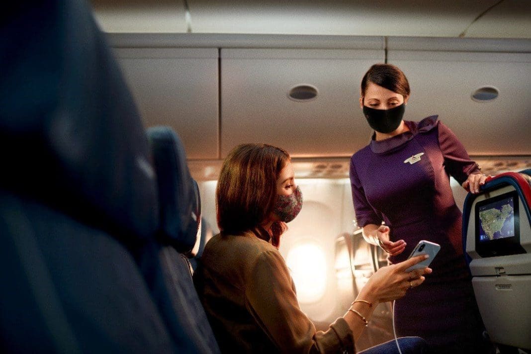 Comissaria Delta Comissária Delta Airlines em seu trabalho