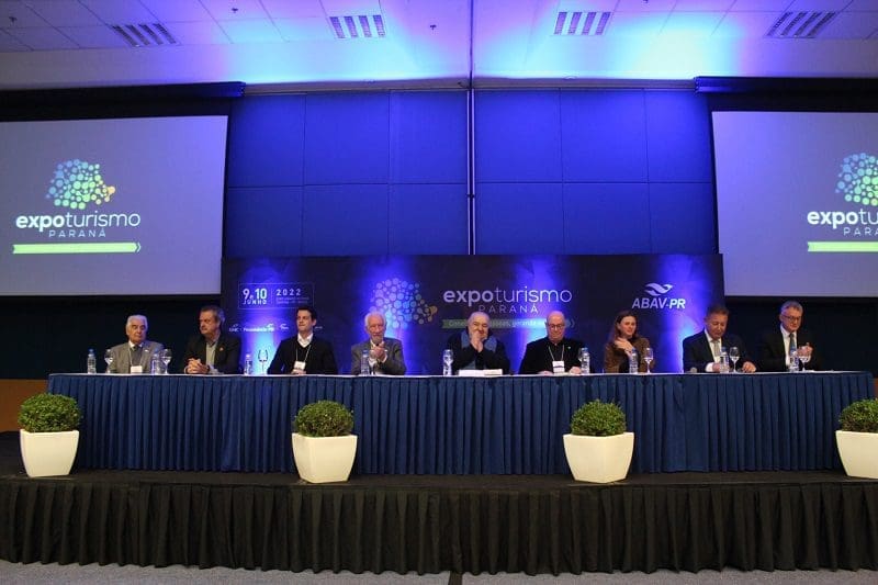 Mesa de autoridades da solenidade de abertura da Expo Turismo Paraná 2022