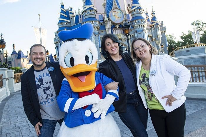 Tariana Cruz, de braços dados com o Pato Donald, visitou executivos da Walt Disney World Resort na Flórida para celebrar o lançamento do avião da Azul inspirado no Pato Donald e posou com o personagem.