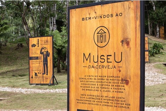 No Museu da Cerveja, no Parque da Cerveja, em Campos do Jordão - SP, há uma exposição a céu aberto que conta a história da bebida.
