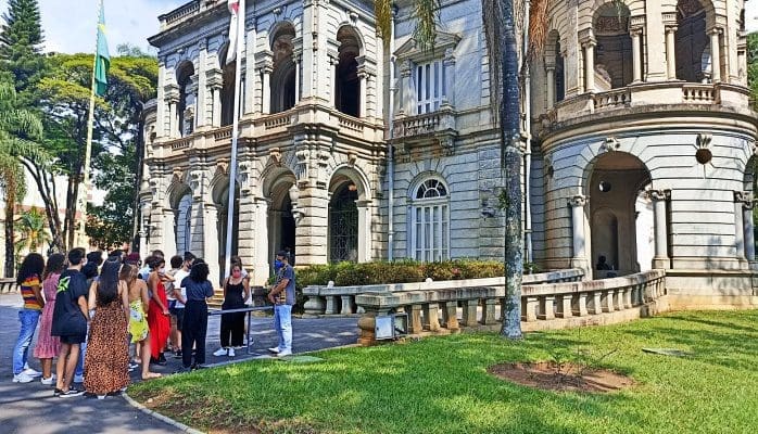 Turistas visitam os jardins do Palácio da Liberdade, em Belo Horizonte (foto: divulgação)