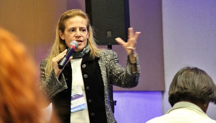 Paula Farina, do INPROTUR, durante treinamento sobre a Argentina ministrado na Expo Turismo Paraná (foto: Diário do Turismo)
