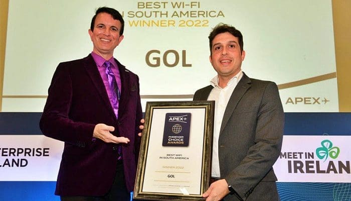 Ricardo_oliveira_gol_premio_apex Ricardo Oliveira (à dir.), gerente de Produtos e Parcerias da GOL, recebe o prêmio da APEX (Airline Passenger Experience Association) de melhor Wi-Fi na América do Sul