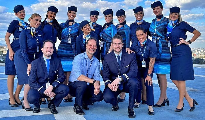 A Azul flexibilizou a apresentação pessoal de pilotos e comissãrios de bordo Equipe da Azul em aeroportos agora pode usar tênis (Foto: Divulgação)