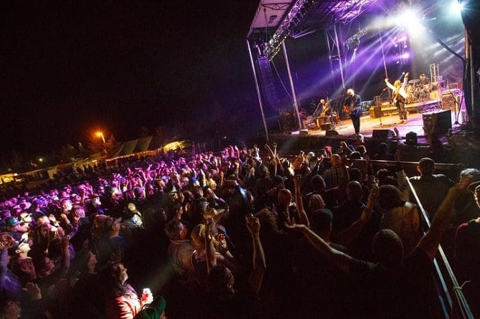 Show de música sertaneja com várias pessoas assistindo, realizado durante a feira EXPOAMA, em Marabá, no Pará.