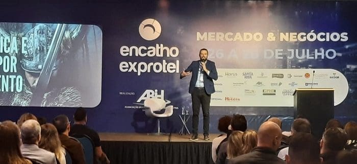 Alexandre Weimer, da HJ Conference, palestra no Encatho & Exprotel 2022, em Florianópolis-SC.