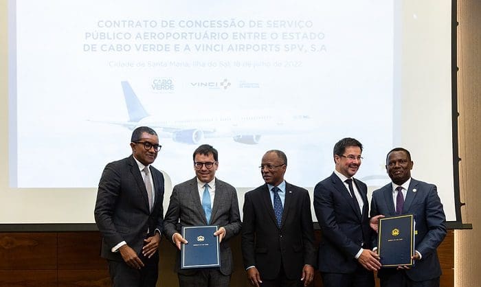 autoridades_de_cabo_verde_e_vinci_airports_firmam_contrato_de_concessao_de_sete_aeroportos Autoridades de Cabo Verde e VINCI Airports firmam contrato de concessão de sete aeroportos e posam para a foto.
