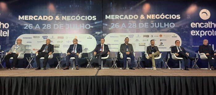 Autoridades compõem a mesa de abertura do Encatho & Exprotel 2022, em Florianópolis-SC.