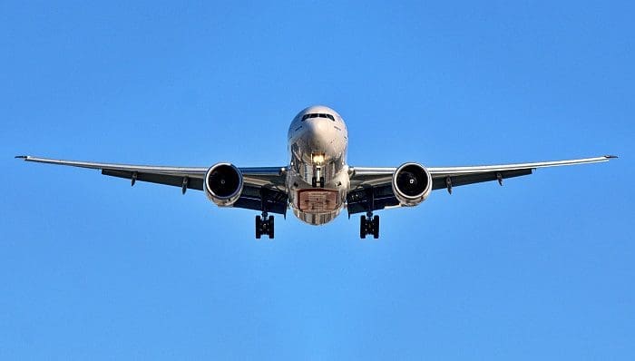 Avião visto de frente (foto: Emanu Aki Jr - Unsplash)
