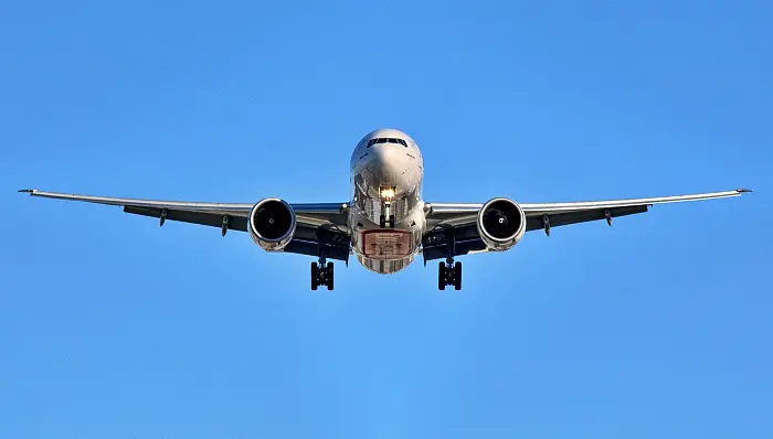 aviao_frente_emanu-aky-jr_unsplash