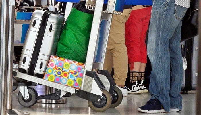 carrinho_bagagem_maas_publicdomainimages Carrinho de transporte de bagagem em aeroporto com malas (foto: publicdomainpictures)