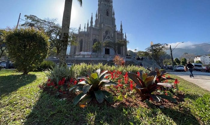 Vista frontal da Catedral de São Pedro de Alcântara, em Petrópolis, no Rio de Janeiro.