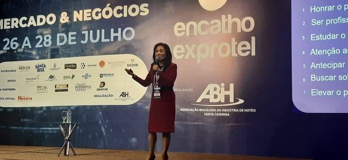 Chieko Aoki palestou no Encatho & Exprotel 2022, em Florianópolis-SC e falou como surgiu a ideia do Blue Tree Hotels.