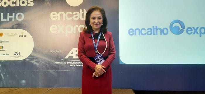 chieko_aoki_palestra_no_encatho_&_exprotel_2022_Ii Chieko Aoki palestou no Encatho & Exprotel 2022, em Florianópolis-SC, e posou para foto.