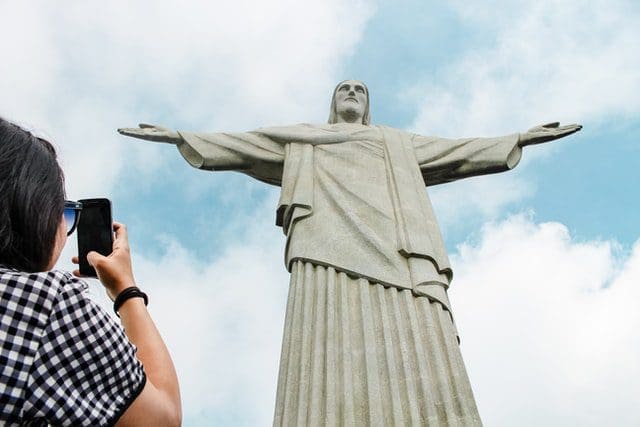 cristo_redentor_rio_de_janeiro_ckturistando_RSvKa3Jg3Z8_unsplash O Cristo Redentor, no Rio de Janeiro, é um dos monumentos preferidos pelos turistas estrangeiros para tirar fotos. O Brasil recebeu mais de 1 milhão de turistas estrangeiros até maio de 2022.