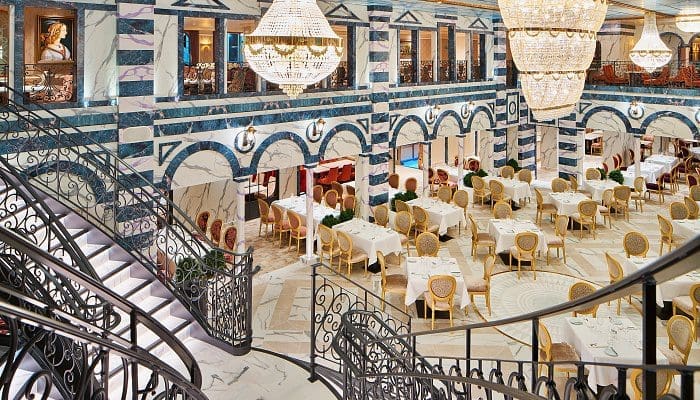 A decoração à italiana inclui os restaurantes do Costa Firenze