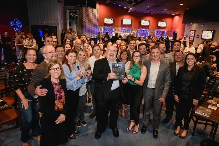 evento_de_lancamento_do_mice_reuniu_profissionais_do-turismo-e_negocios_em_curitiba No lançamento da revista MICE Curitiba, criada para atrair eventos de negócios para a cidade, esteve presente o prefeito de Curitiba (PR), Rafael Grecca, e demais profissionais do turismo e eventos da cidade.