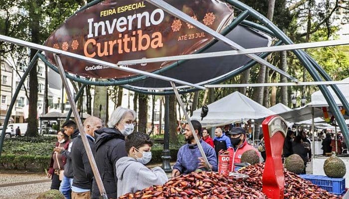 feira_especial_inverno_curitiba_hully_paiva_SMCS Aspecto da Feira Especial de Inverno uma das dicas de programa para fazer durante julho em Curitiba (foto: Hully Paiva - SMCS)