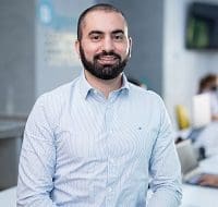 Felipe Maia Lo Sardo, CEO da Goomer. Possui barba e está usando camisa social azul clara de mangas compridas. 
