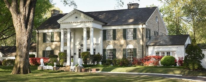A mansão Graceland, em Memphis, nos Estados Unidos, foi o lar de Elvis Presley e está aberta á visitação.