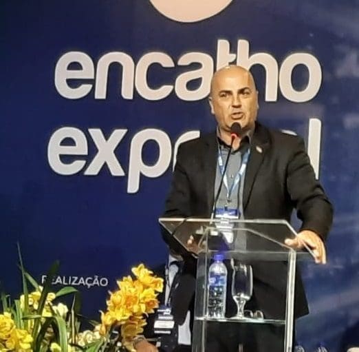Henrique Matos Maciel, em nome do Governador do Estado de Santa Catarina, Carlos Moisés da Silva., fala ao microfone em discurso de abertura do Encatho & Exprotel 2022, em Florianópolis-SC.