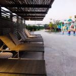 Espreguicadeiras junto à piscina do Cyan Resort by Atlantica, em Itupeva-SP.