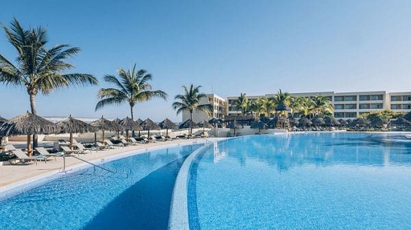 Vista da piscina do Iberostar Selection Playa Mita, na Riviera Nayarit, no México.