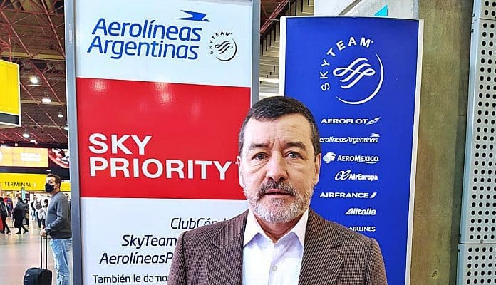 Ivan Cadahaia, gerente comercial na Aerolineas Argentinas, recebeu os jornalistas no aeroporto de Guarulhos. (Foto: Diário do Turismo - Paulo Atzingen)