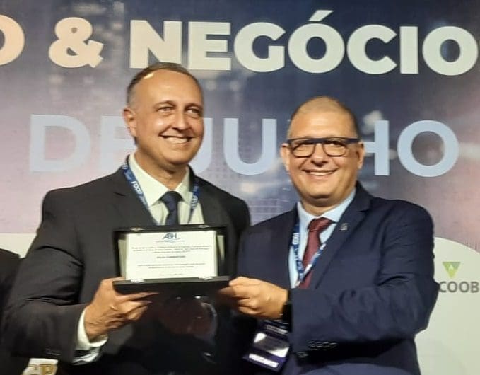 Julio Consentino, Diretor Executivo e sócio da RENTV, recebe prêmio de Rui Schürmann, Diretor-presidente da ABIH-SC, na abertura do Enctaho & Exprotel 2022, em Florianópolis-SC.