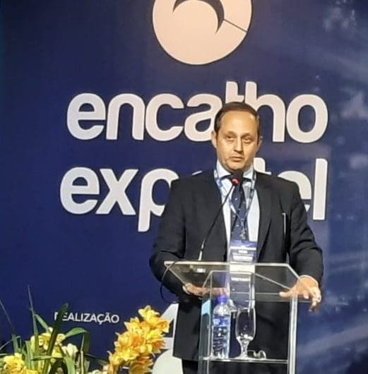 Leandro Ferrari Lobo, Presidente do Conselho Estadual de Turismo, fala ao microfone em discurso de abertura do Encatho & Exprotel 2022, em Florianópolis-SC.