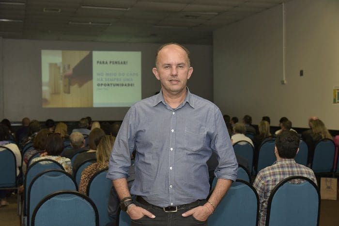 Mário Costa Junior, vice-presidente do Destino Floripa, no Encatho & Exprotel 2022, em Florianópolis-SC, posa para foto.