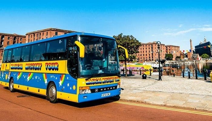 O passeio no ônibus Magic Mistery Tour, em Liverpool, Londres, é uma opção para conhecer a cidade e a casa dos integrantes dos Beatles.