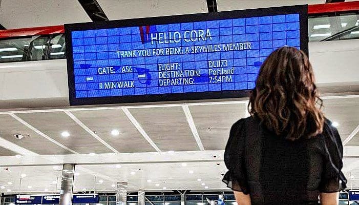 Painel da Delta Airlines no aeroporto de Detroit com a tecnologia Parallel Reallity (Foto: Delta Airlines)