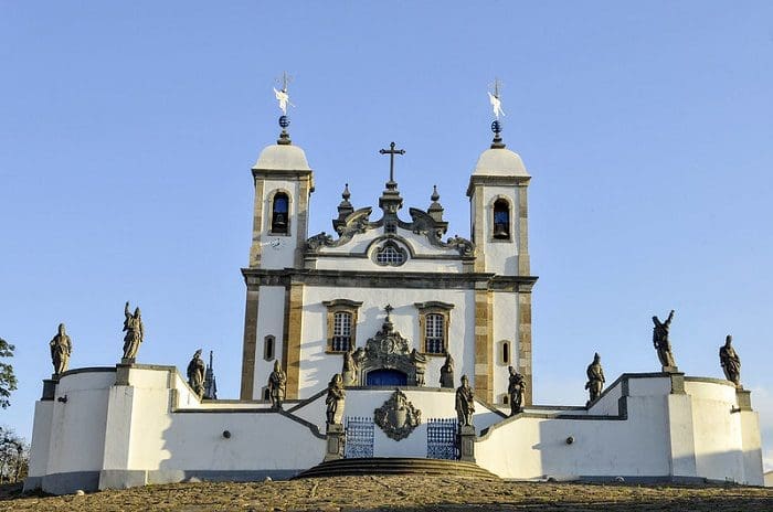 The Basilica Bom Jesus de Matosinhos in Congonhas (MG) is a good option for religious and historical tourism.