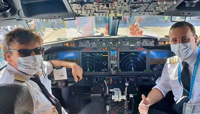 O comandante Marco e o sub-comandante Nicolás, na cabine de comando do Boeing 737 da Aerolineas Argentinas que fez o voo inaugural de Guarulhos até Salta (foto: Diário do Turismo - Paulio Atzigen)