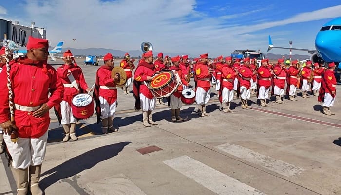 A banda Los Infernales recepcionou em Salta o novo voo da Aerolineas Argentinas (foto: Diário do Turismo - Paulo Artzingen)