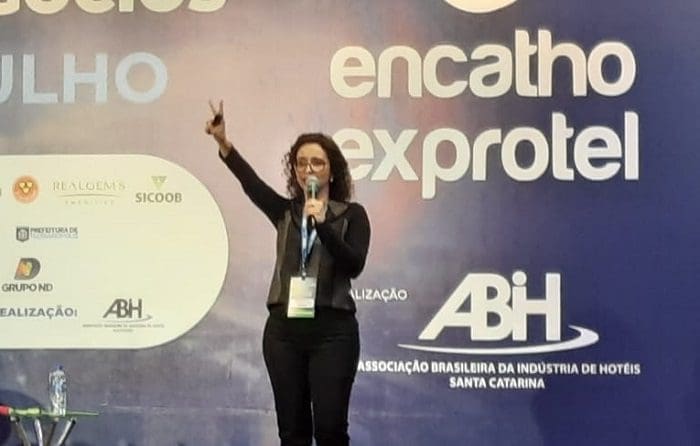 Renata Pereira, da C3GI, palestra no Enctaho&Exprotel em Florianópolis-SC.