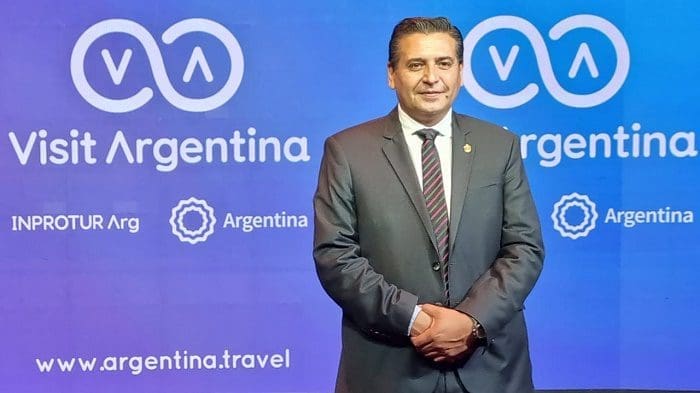 ricardo_sosa_secretario_executivo_do_inprotur Ricardo Sosa, Secretário Executivo do Inprotur, em frente ao banner do Visit Argentina.