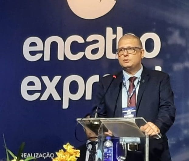 Rui Schürmann, diretor-presidente da ABIH-SC, fala no microfone, em discurso de abertura da Encatho & Exprotel, em Florianópolis-SC.