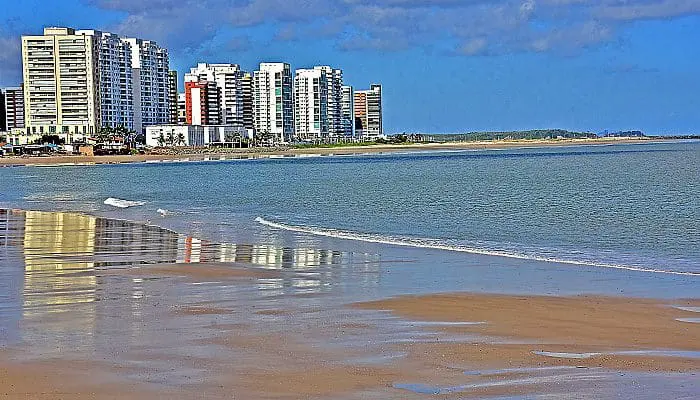 A praia de Ponta d'Areia é um dos destaques de São Luís do Maranhão (foto: Divulgação)